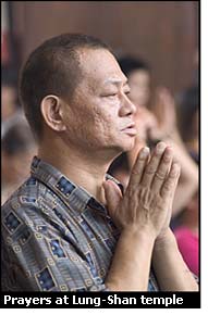 Prayers at Lung-Shan temple in Taipei